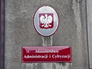 ministerstwo_administracji_i_cyfryzacji_MAiC_MAC_tabliczka_4x3_fot_TKaczor_ngo.pl