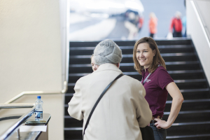 Na zdjęciu wolontariuszka-przewodniczka  Anna_fot. Bogna Kociumbas