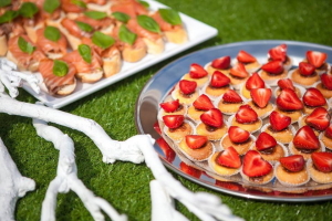 Łosoś i tartinki z truskawkami