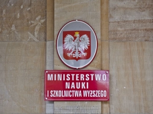 ministerstwo_nauki_i_szkolnictwa_wyzszego_tabliczka_4x3_fot_TKaczor_ngo.pl