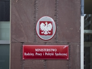 ministerstwo_rodziny_pracy_MRPiPS_tabliczka_4x3_fot_TKaczor_ngopl