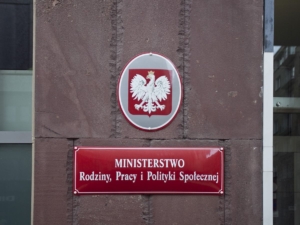 ministerstwo_rodziny_pracy_MRPiPS_tabliczka_4x3_fot_TKaczor_ngopl