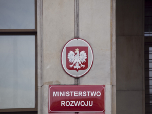 ministerstwo_rozwoju_MR_tabliczka_4x3_fot_TKaczor_ngopl.jpg