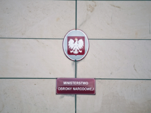ministerstwo_obrony_narodowej_mon_tabliczka_4x3_fot_tkaczor_ngopl-jpg