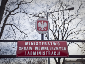 ministerstwo_spraw_wewnetrznych_i_administracji_mswia_tabliczka_4x3_fot_tkaczor_ngopl-jpg