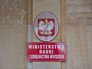 ministerstwo_nauki_i_szkolnictwa_wyzszego_tabliczka_4x3_fot_tkaczor_ngo-pl