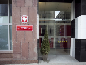 ministerstwo_rodziny_pracy_mrpips_wejscie_4x3_fot_tkaczor_ngopl